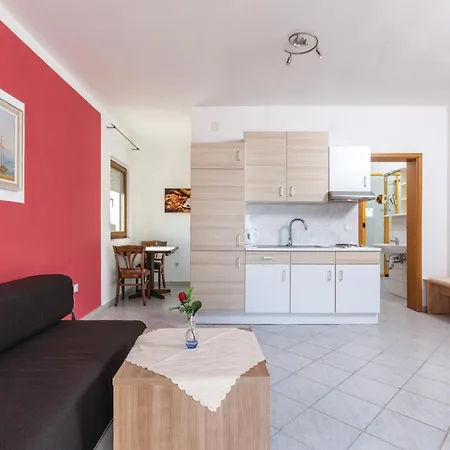 Gorgeous In Okrug Gornji With Kitchen Appartement