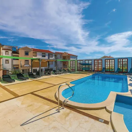 Gorgeous In Okrug Gornji With Kitchen Appartement *