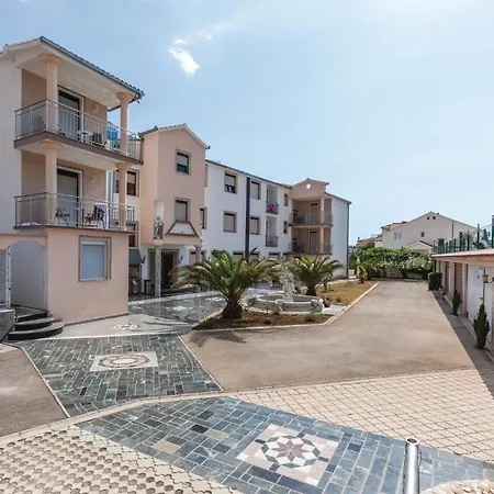 Apartman One-bedroom In Okrug Gornji