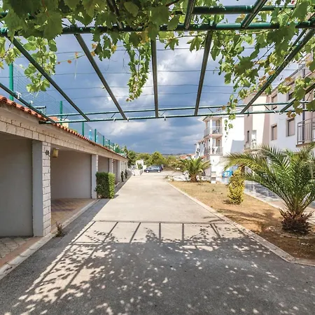 Apartman One-bedroom In Okrug Gornji