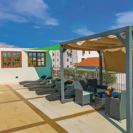 One-bedroom In Okrug Gornji شقة *