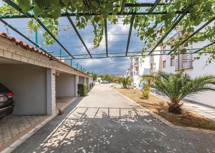 Apartman One-bedroom In Okrug Gornji