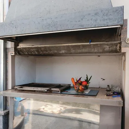 Apartmán One-bedroom In Okrug Gornji *